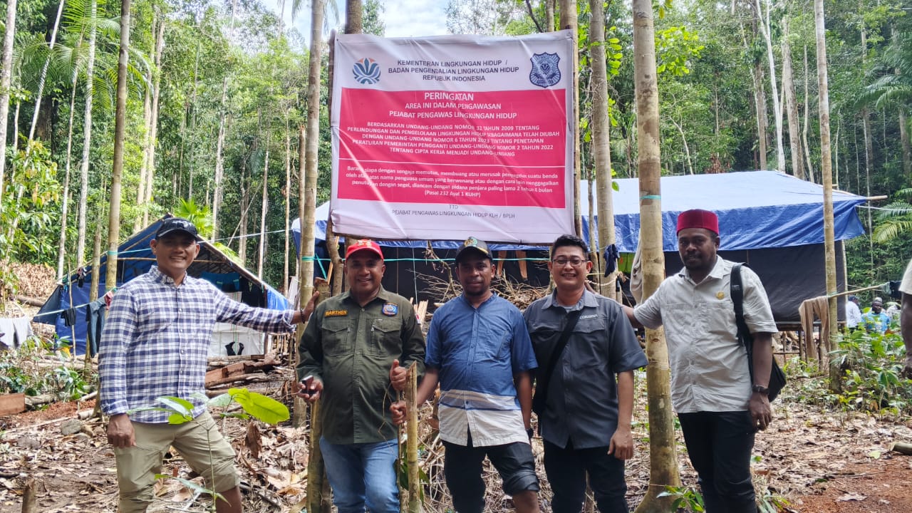 Rombongan DPRD Raja Ampat saat tinjau areal pertambangan di Pulau Batan Pele dan Mainyaifuin. (Foto: Istimewa)