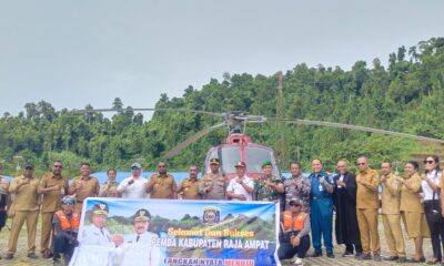 Pemerintah Daerah Raja Ampat, Forkopimda dan pihak PT Rajawali Angkasa Semesta berfoto bersama di depan Helikopter. (Foto: Doc/CE)
