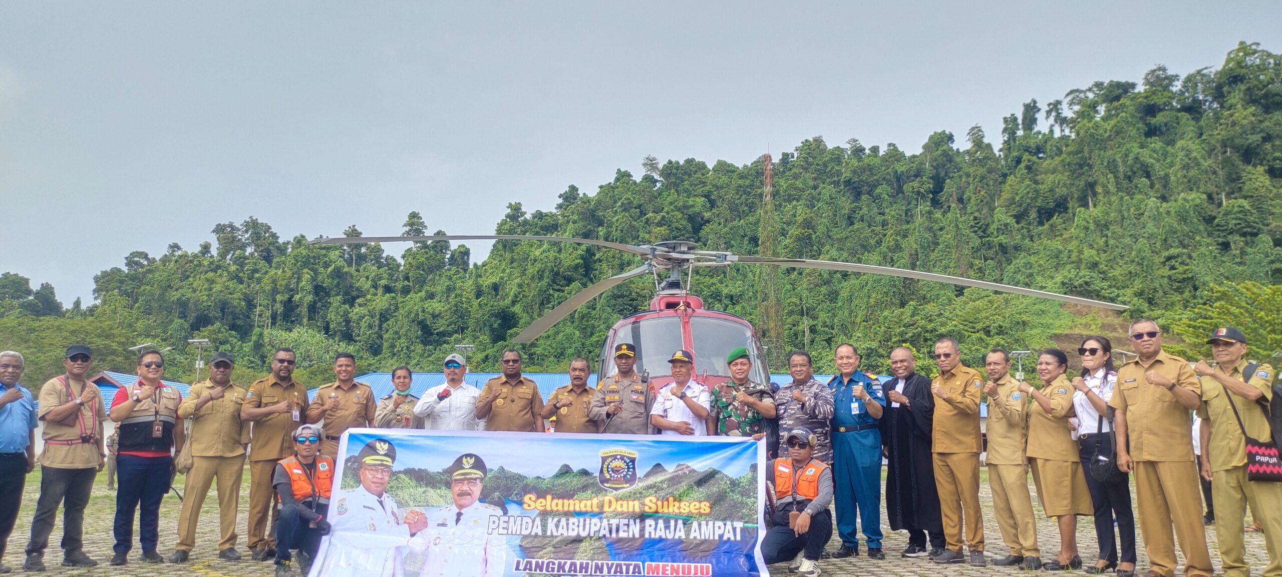 Pemerintah Daerah Raja Ampat, Forkopimda dan pihak PT Rajawali Angkasa Semesta berfoto bersama di depan Helikopter. (Foto: Doc/CE)