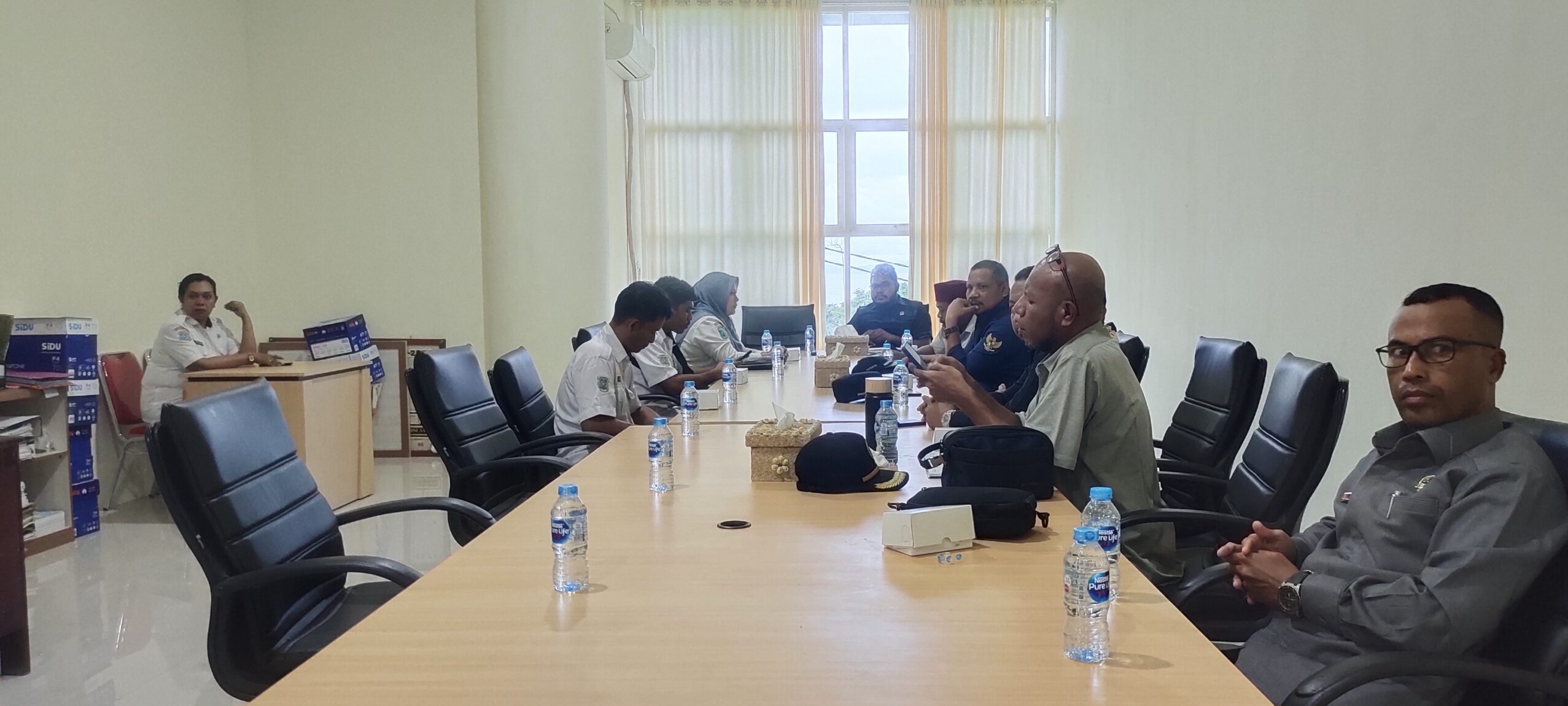 DPRD menggelar rapat bersama BKPSDM Raja Ampat guna membahas soal mutasi pegawai di lingkungan Pemkab Raja Ampat.